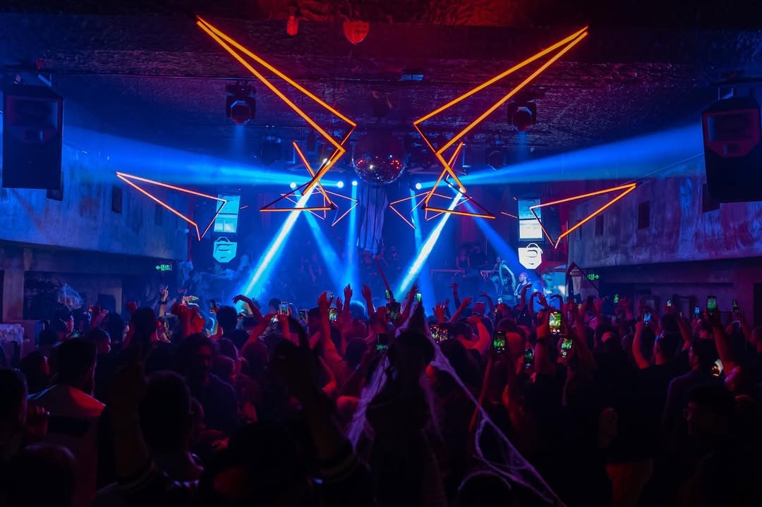 Laser rig over a packed floor at Klein Harbiye